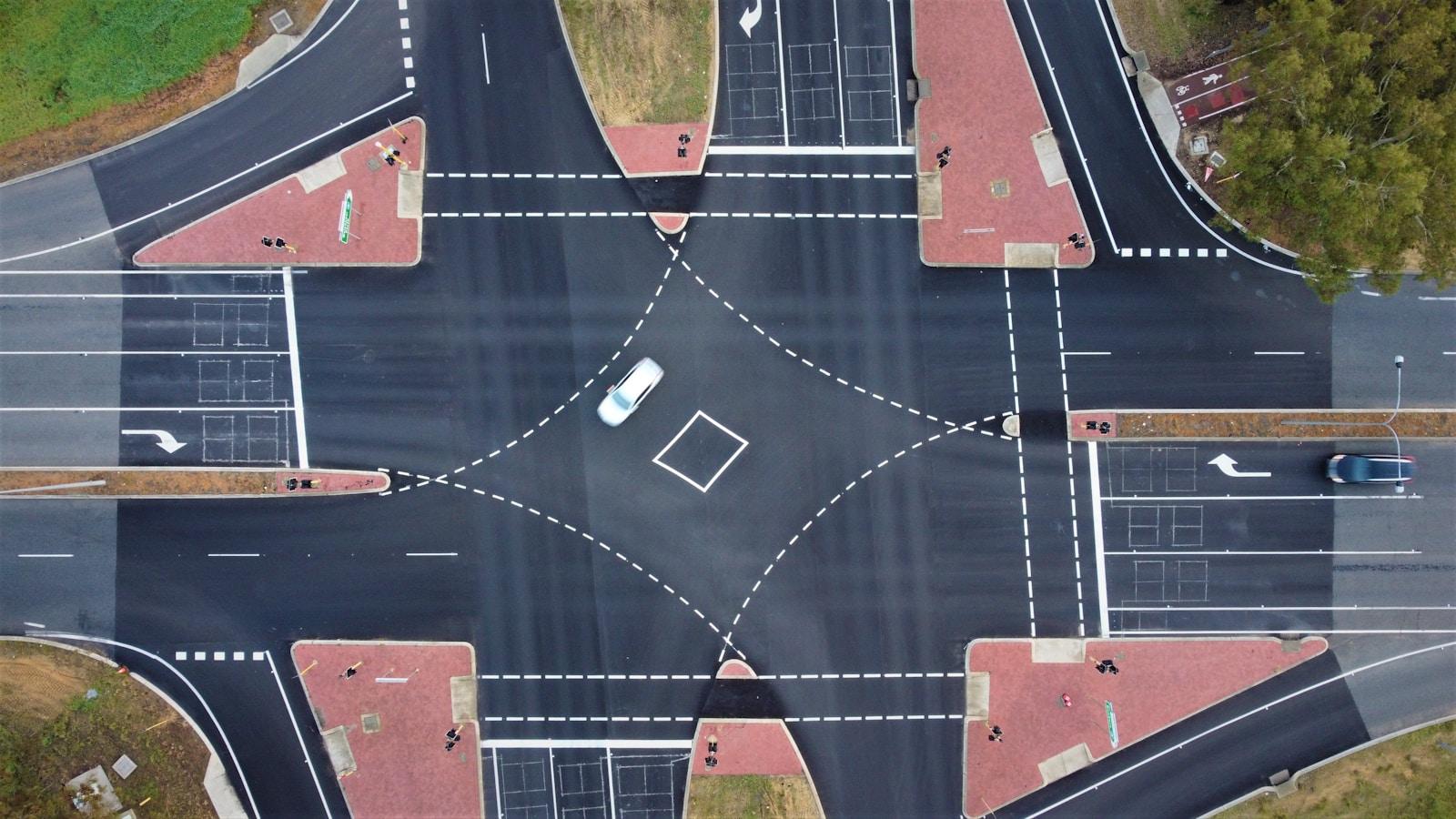 駐車場に整列した車両の空撮。台数・滞留の計測イメージ。